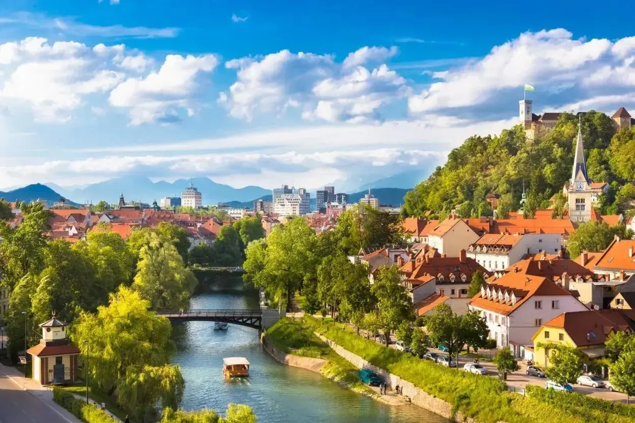 Ljubljana z Ljubljanskim gradom in reko Ljubljanico